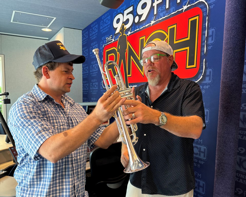 Pat Green and a FWSO musician holding a trumpet